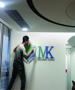 THI CONG CHỮ DÁN TƯỜNG